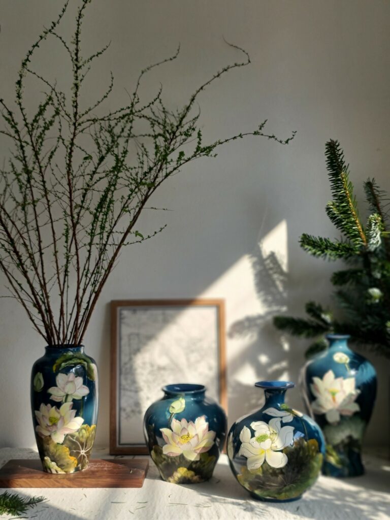 Men Hỏa Biến – Loại men độc đáo từ Làng gốm Bát Tràng đến Quang Hậu Ceramic 5 Bình hút lộc, lọ hoa, bộ ấm chén – mỗi sản phẩm men hỏa biến là một tác phẩm nghệ thuật thủ công có hồn.