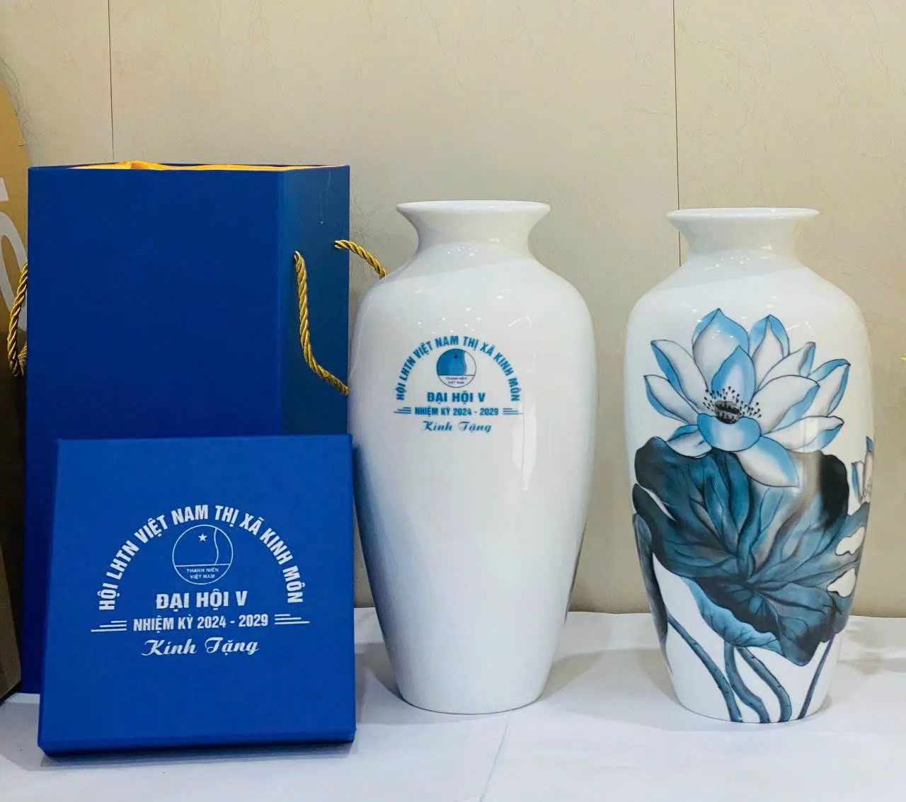 Hộp quà tặng gốm sứ thủ công được chuẩn bị cho một chiến lược quà tặng doanh nghiệp của Quang Hậu Ceramic.	