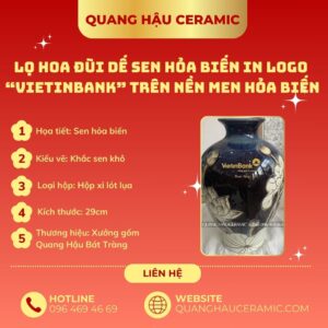 Cận cảnh họa tiết sen khô khắc tay và men hỏa biến sương xanh trên lọ hoa ViettinBank.