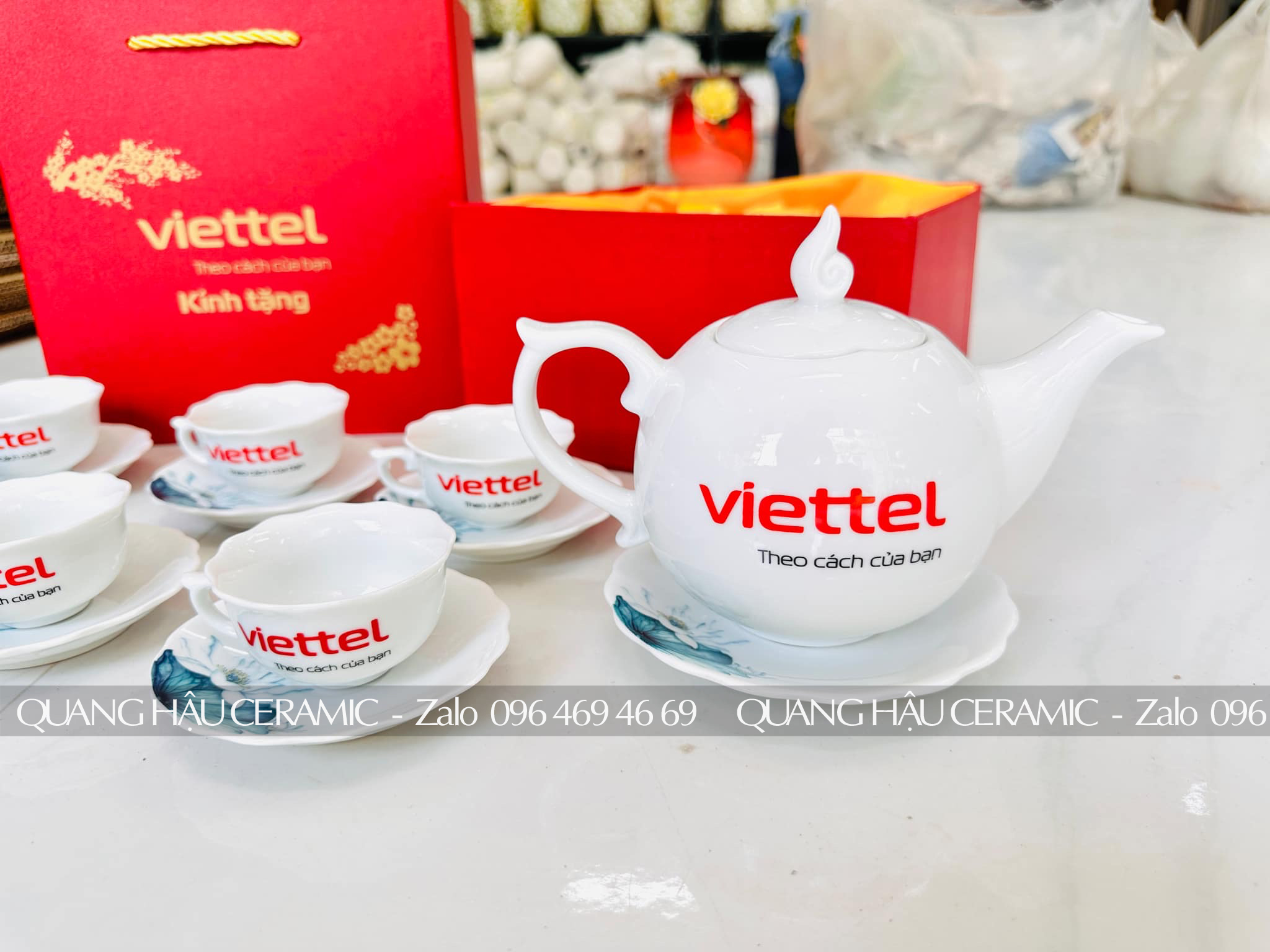Bộ ấm chén Decal Nhiệt men Trắng bóng – Viettel 2 Chi tiết quai ấm hoặc nắp ấm men trắng bóng, bộ ấm chén quà tặng Viettel.