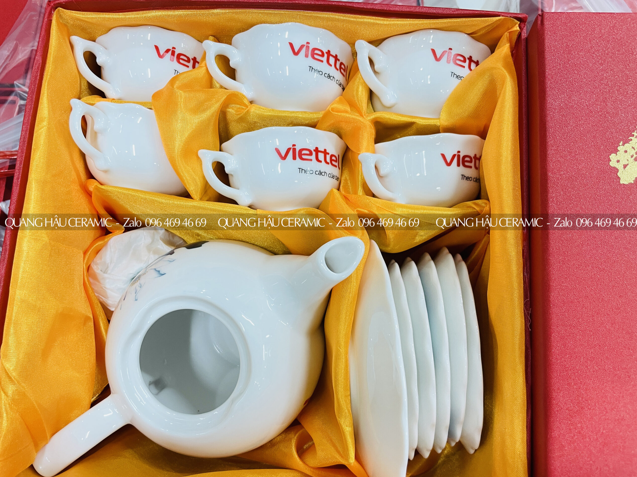 Bộ ấm chén Decal Nhiệt men Trắng bóng – Viettel 3 Chén trà men trắng bóng, in logo Viettel bằng công nghệ decal nhiệt.