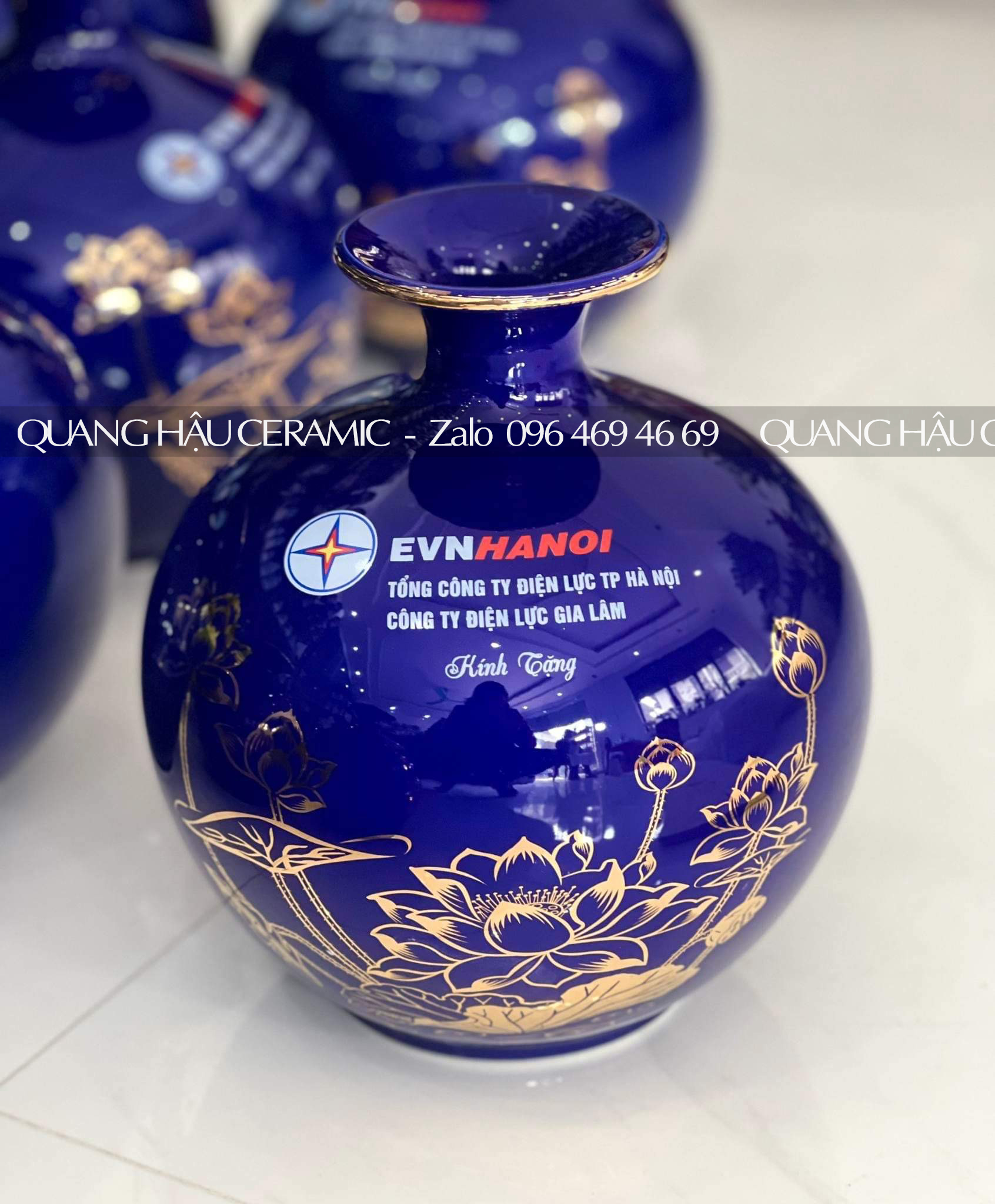 Bình hút lộc Decal Vàng men Xanh coban – EVNHANOI 2 Bình hút lộc decal vàng coban cận cảnh, quà tặng doanh nghiệp EVNHANOI.