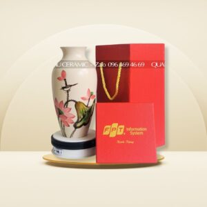 Cận cảnh lớp decal vàng vàng bóng trên bình hút lộc BNI Chapter Emperor.