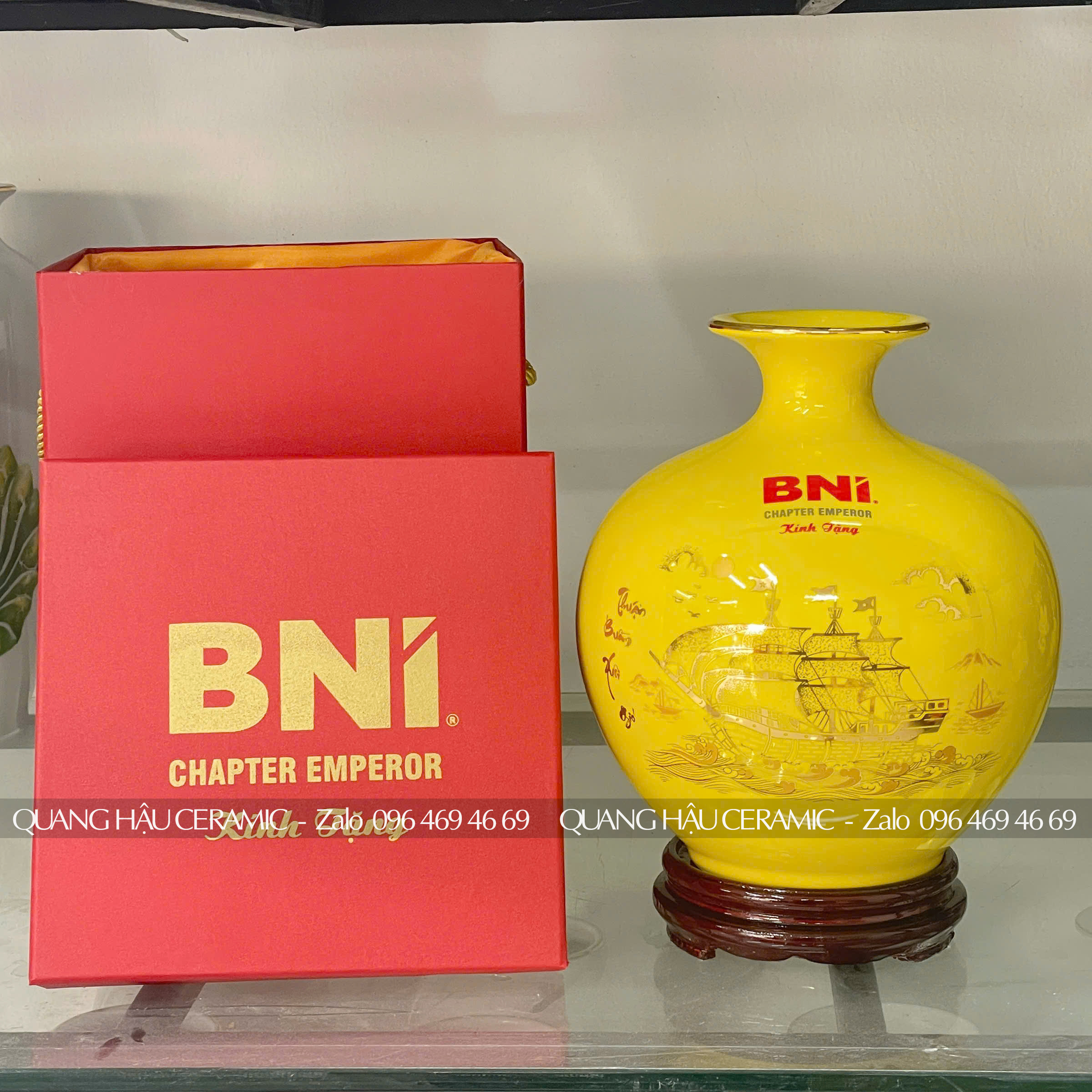 Bình hút lộc Decal Vàng men Vàng bóng – BNI Chapter Emperor 4 Cận cảnh bình hút lộc decal vàng vàng bóng BNI Emperor, quà tặng doanh nghiệp cao cấp.