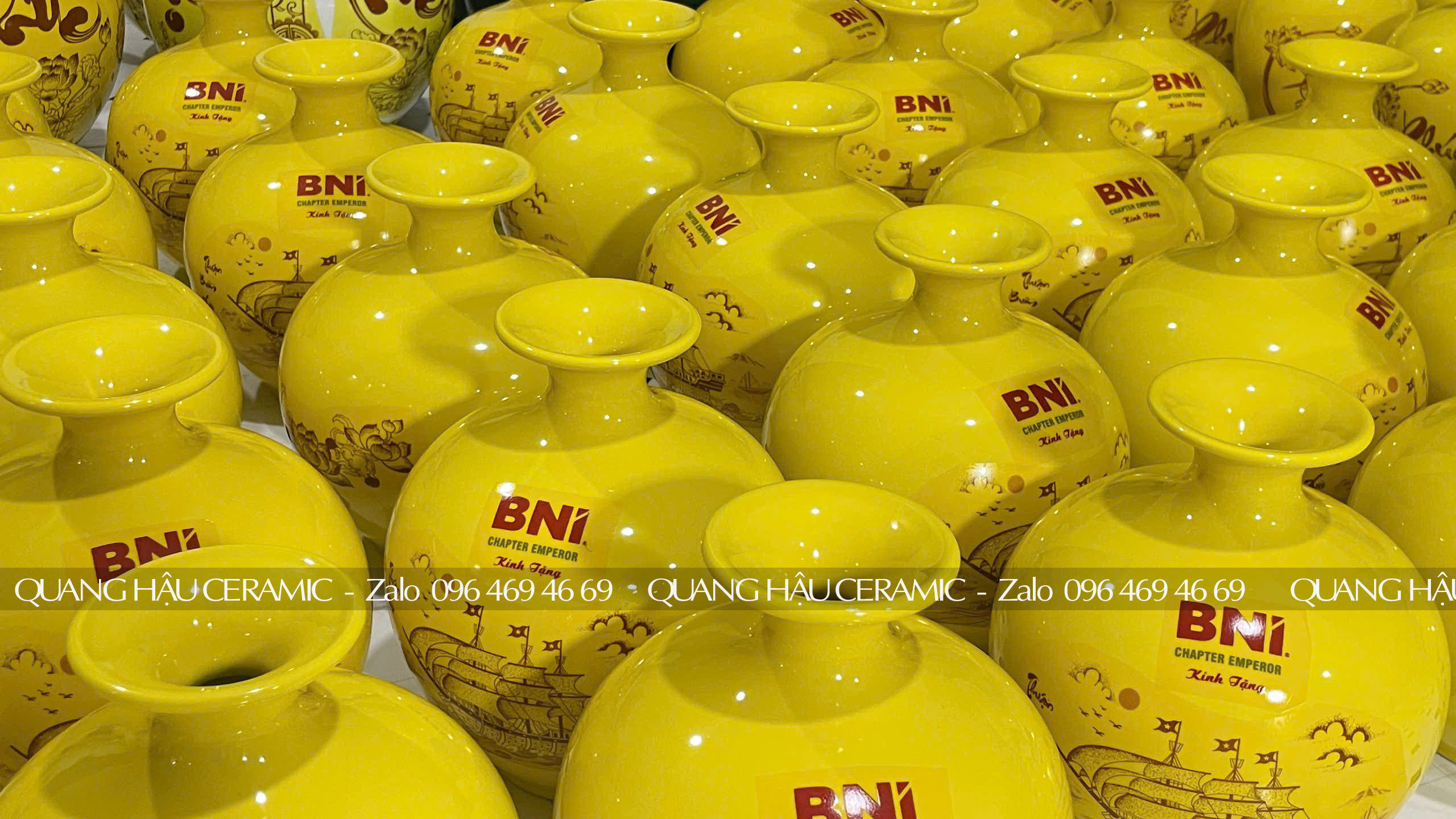 Bình hút lộc Decal Vàng men Vàng bóng – BNI Chapter Emperor 3 Nhiều bình hút lộc vàng bóng BNI Emperor xếp cạnh nhau, quà tặng doanh nghiệp.