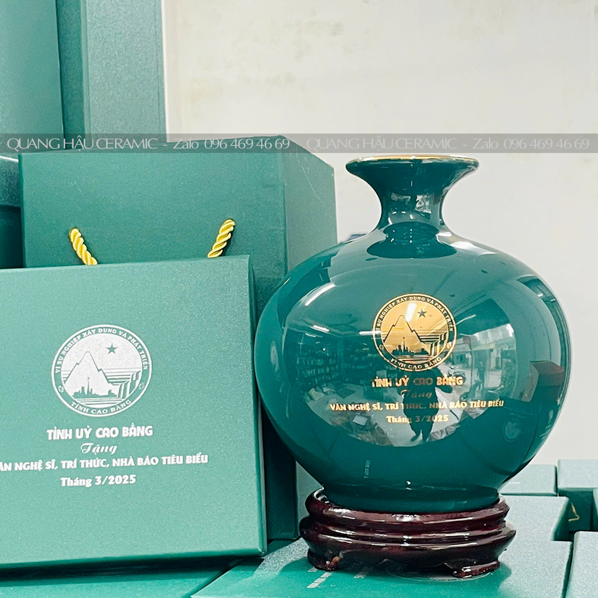 Cận cảnh miệng bình hút lộc vàng xanh bộ đội bóng, sản phẩm Tỉnh Ủy Cao Bằng.