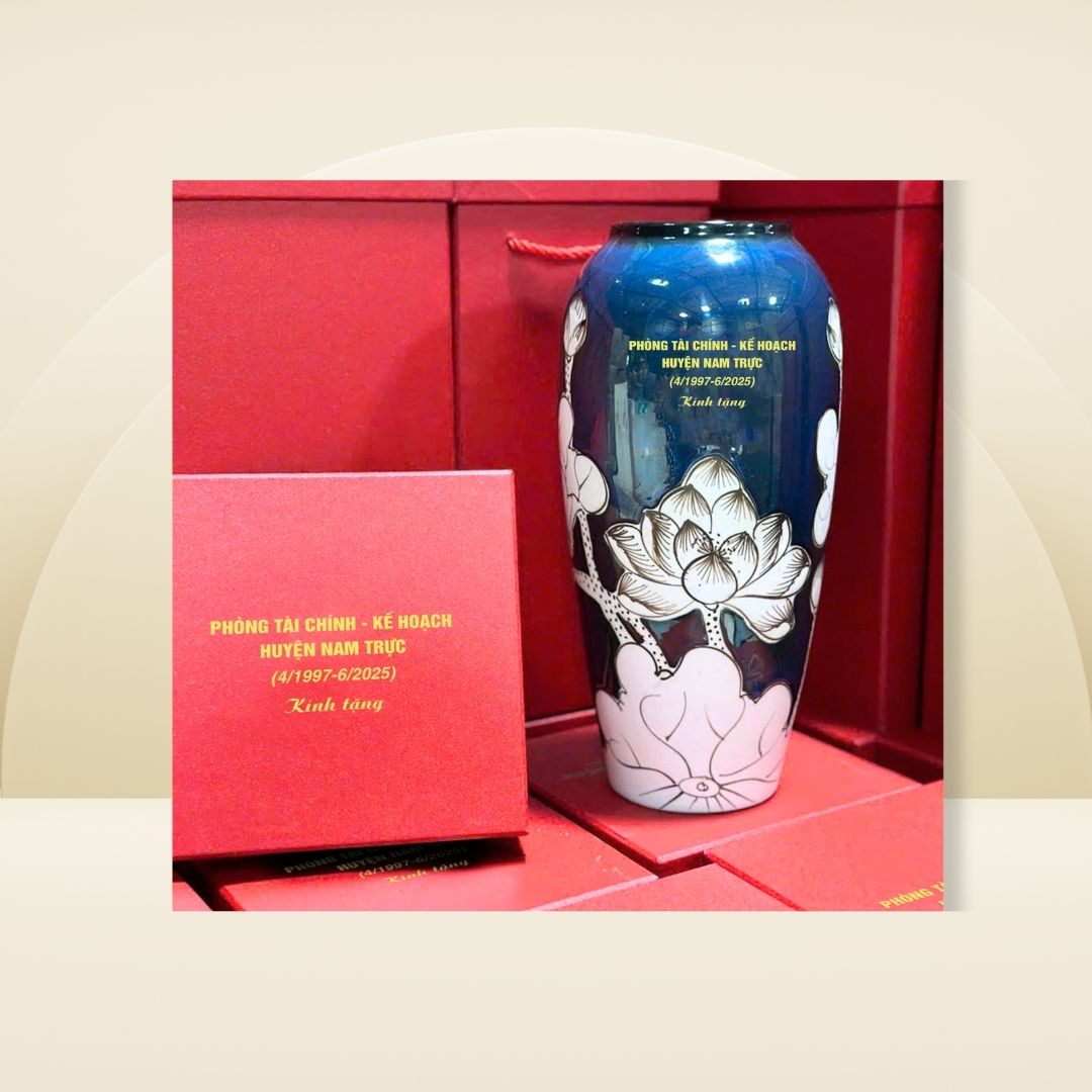Lọ hoa in logo Phòng Tài chính - Kế hoạch huyện Nam Trực