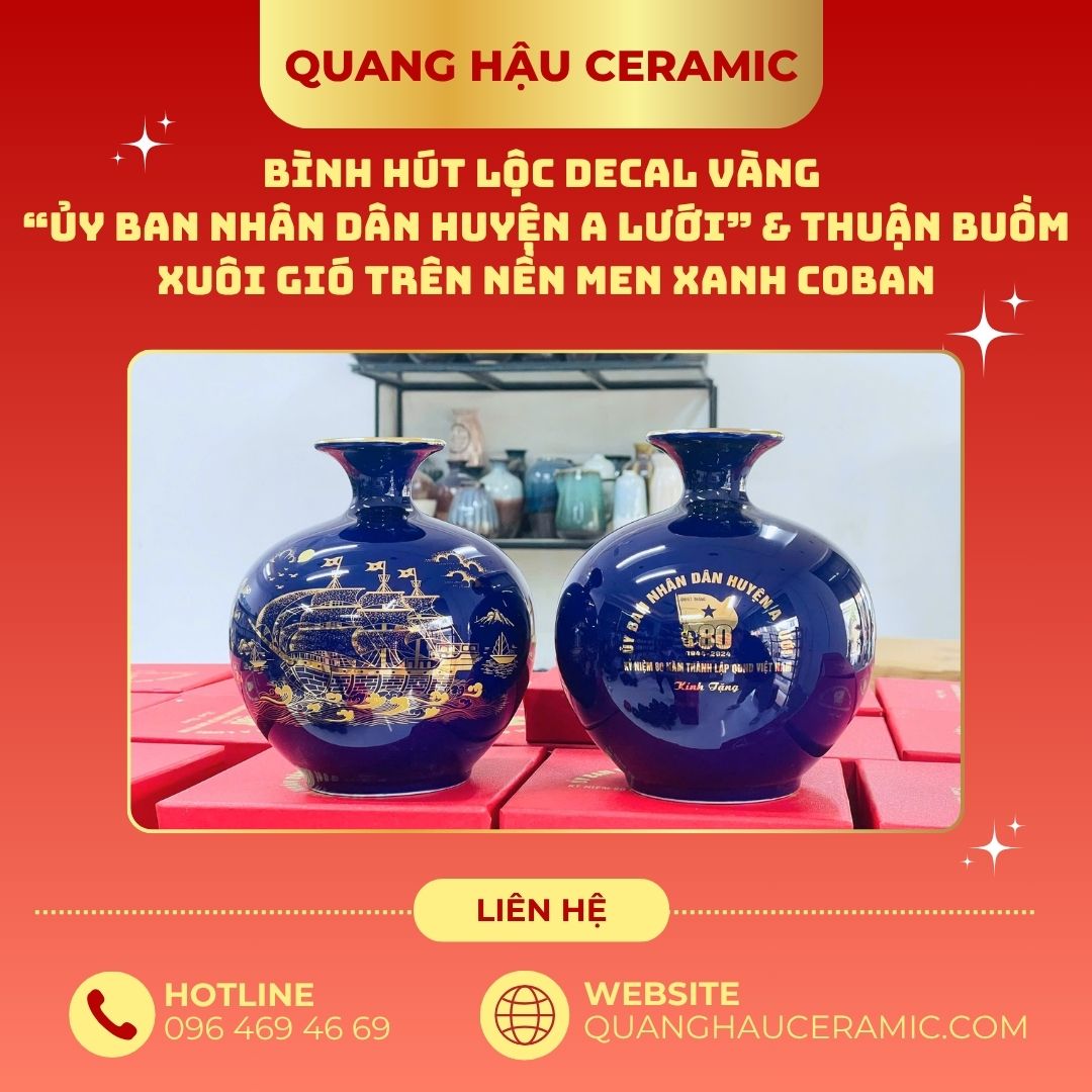 Bình hút lộc in logo Ủy ban nhân dân huyện A Lưới - Men xanh coban 1 Ảnh chi tiết sản phẩm Bình hút lộc in logo Ủy ban nhân dân huyện A Lưới, họa tiết 2 mặt bình hút lộc – logo UBND huyện A Lưới và Thuận buồm xuôi gió