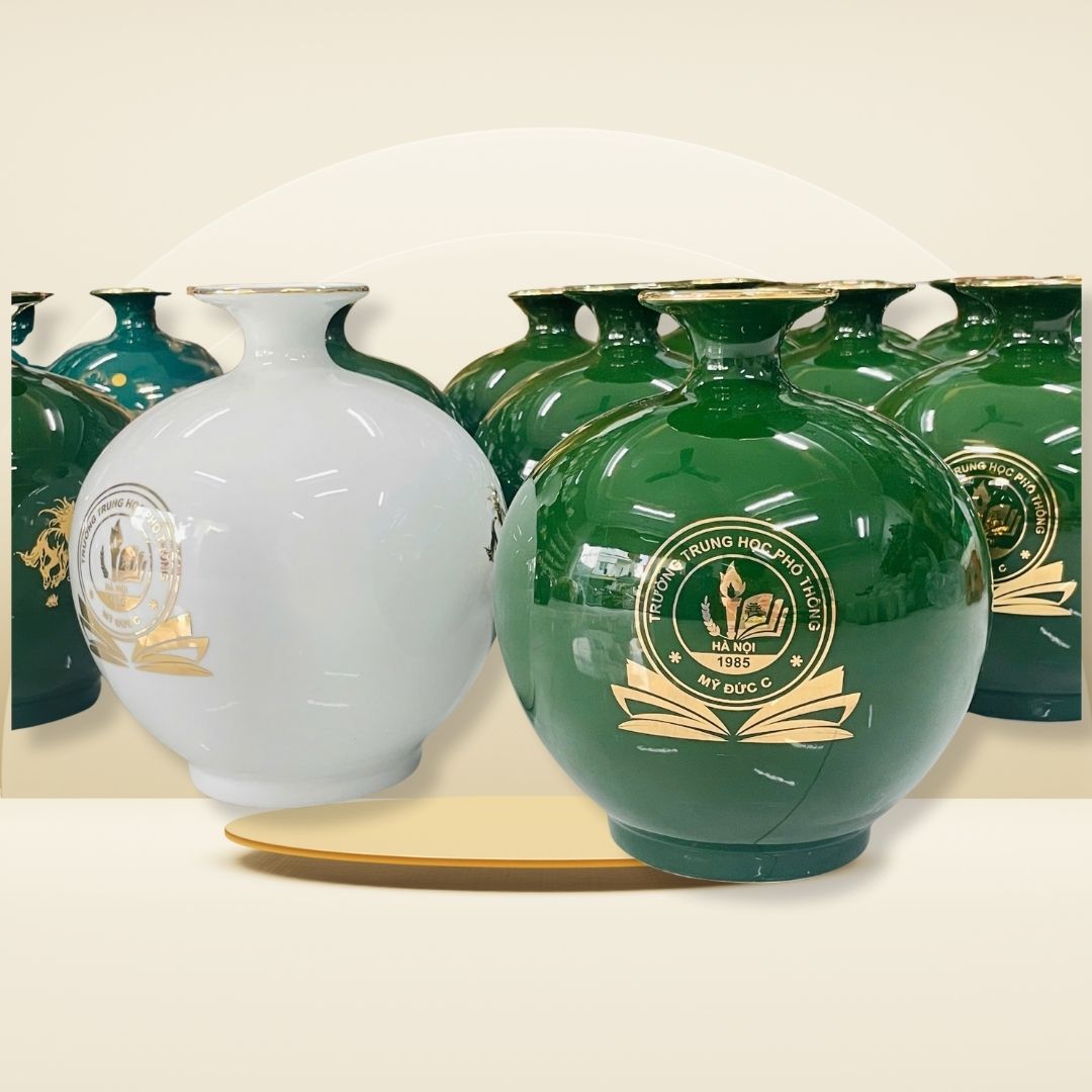 Bình hút lộc men trắng và xanh in logo Trường THPT Mỹ Đức C