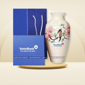 Lọ hoa dáng thon vẽ kỹ men mát trắng, quà tặng doanh nghiệp ViettinBank Thái Bình.