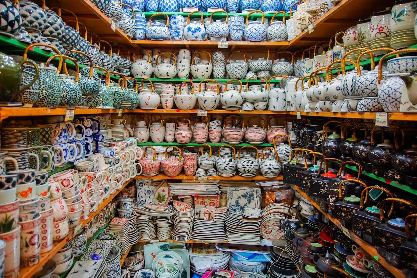 Men Hỏa Biến – Loại men độc đáo từ Làng gốm Bát Tràng đến Quang Hậu Ceramic 2 Làng gốm Bát Tràng – nơi giữ hồn gốm Việt suốt hơn 500 năm qua, với những mái ngói rêu phong và ngọn lửa nung không bao giờ tắt.