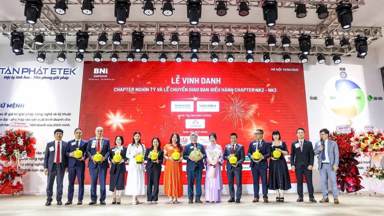 Trao bình hút lộc cho ban điều hành BNI Emperor