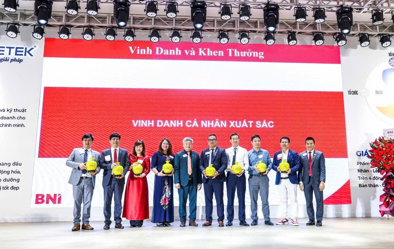 Trao bình hút lộc cho thành viên BNI xuất sắc