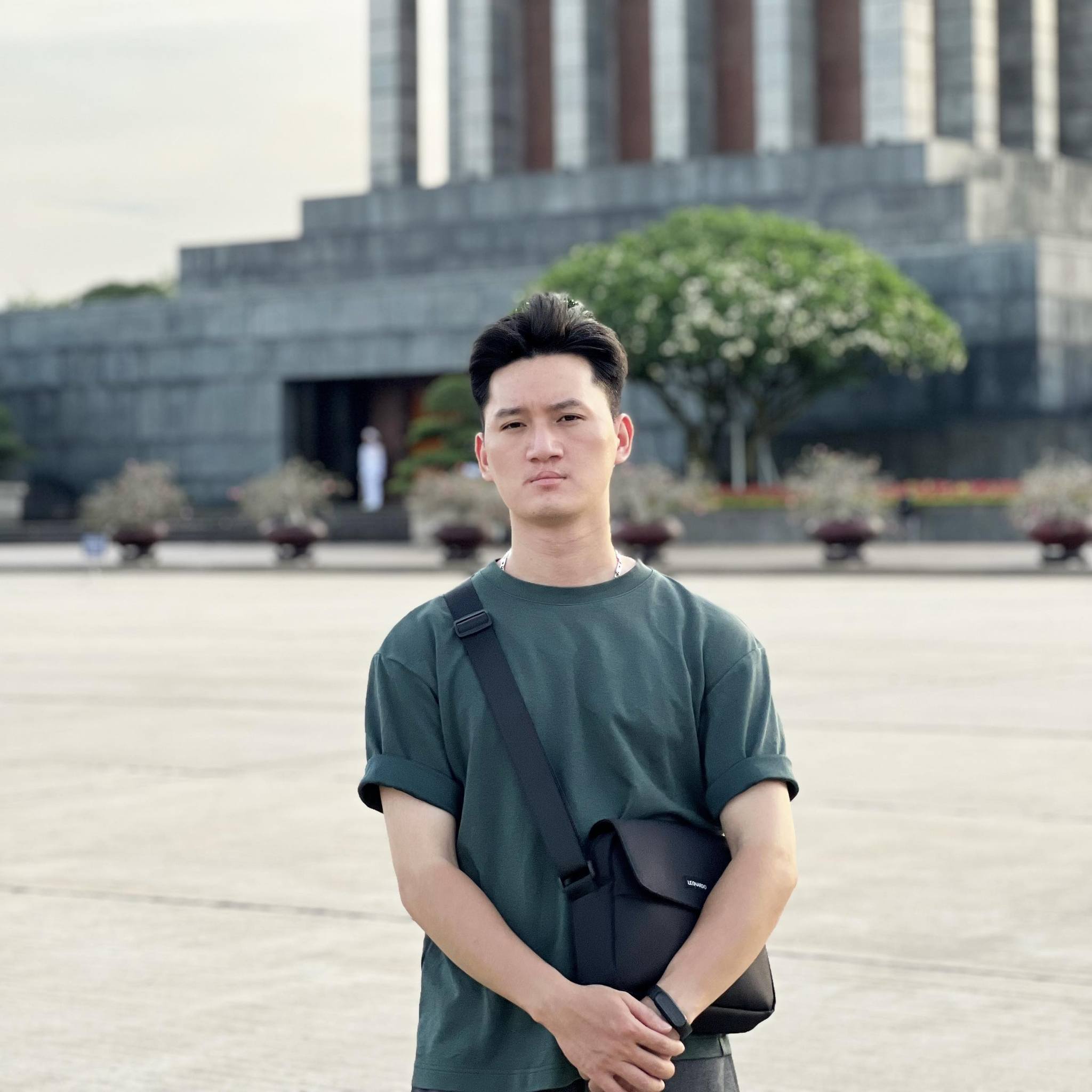 Đặng Trần Tài – chuyên gia thiết kế website và quảng cáo cho Quang Hậu Ceramic, chụp tại Lăng Chủ tịch Hồ Chí Minh