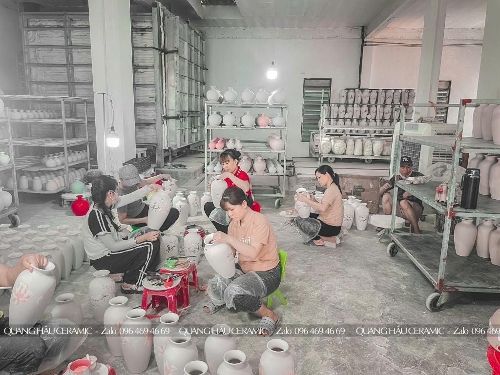 Quà tặng doanh nghiệp bền vững – Xu hướng & ý tưởng mới nhất 2025 5 Nghệ nhân Quang Hậu Ceramic đang thực hiện công đoạn chế tác thủ công cho sản phẩm quà tặng gốm sứ cao cấp dành cho doanh nghiệp.