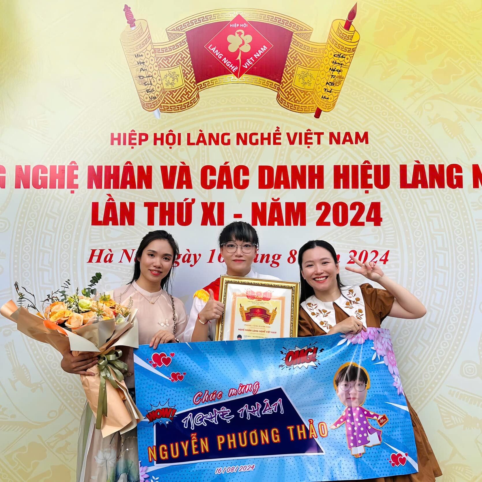 Nghệ nhân Nguyễn Phương Thảo nhận bằng công nhận nghệ nhân gốm sứ Bát Tràng năm 2024 – đồng sáng lập Quang Hậu Ceramic
