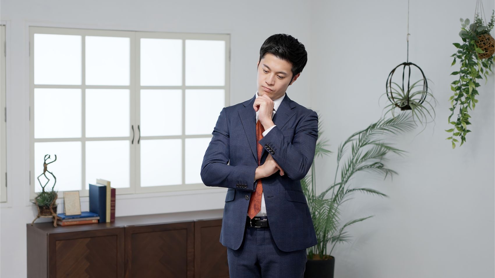 Giải pháp Quà tặng Doanh nghiệp Toàn diện: Từ Chiến lược đến Đo lường Hiệu quả 1 Một doanh nhân đang đứng suy nghĩ về chiến lược và giải pháp quà tặng doanh nghiệp hiệu quả.