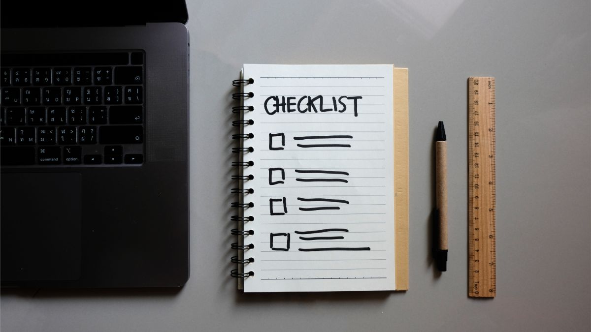 Checklist Quà tặng Doanh nghiệp 2025: 9 bước chuyên nghiệp để tránh sai sót 1 Hình ảnh bàn làm việc với sổ tay checklist, laptop và bút, minh họa cho việc lập kế hoạch và quản lý quy trình đặt quà tặng doanh nghiệp.