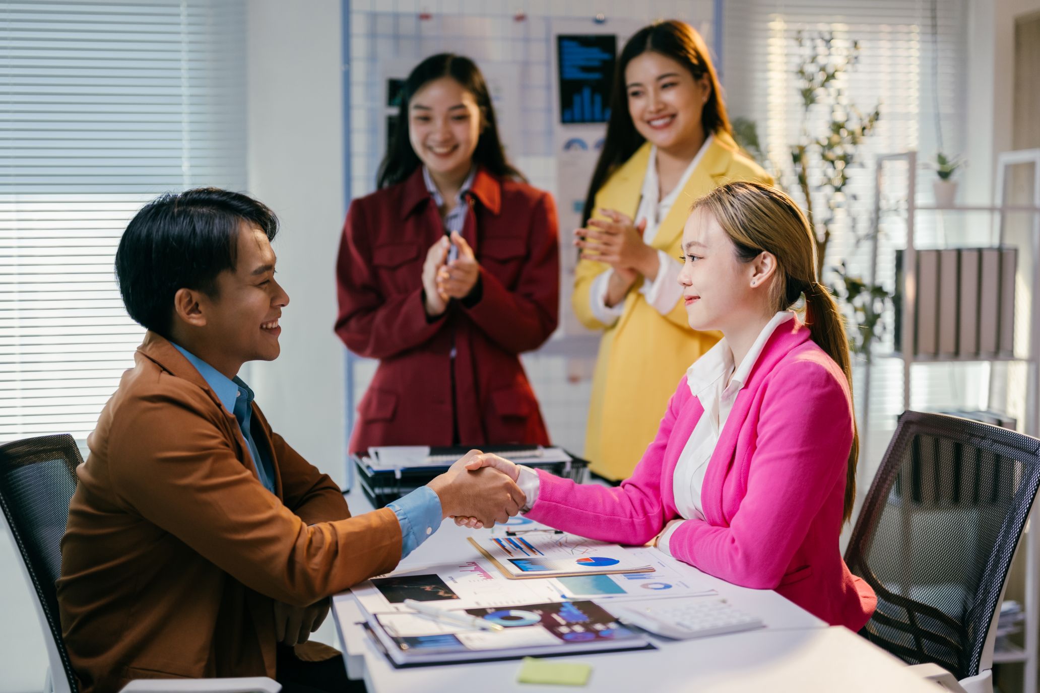 Checklist Quà tặng Doanh nghiệp 2025: 9 bước chuyên nghiệp để tránh sai sót 3 Hai đối tác bắt tay sau khi thống nhất các điều khoản, chuẩn bị ký kết hợp đồng trong quy trình đặt quà tặng doanh nghiệp.