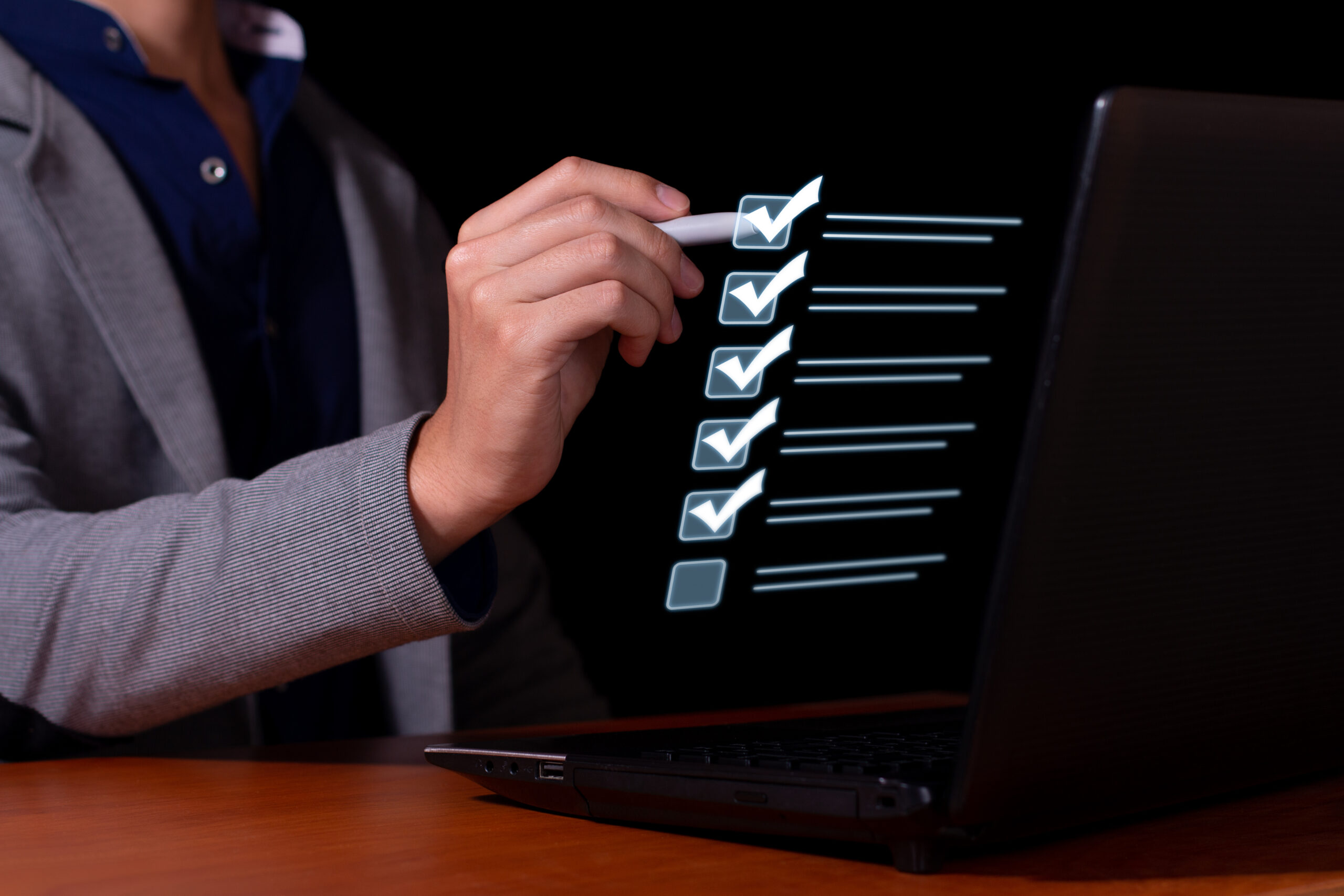 Gợi ý quà tặng khách hàng trung thành: Hiệu quả & tiết kiệm 4 Doanh nhân lập checklist quà tặng khách hàng trung thành