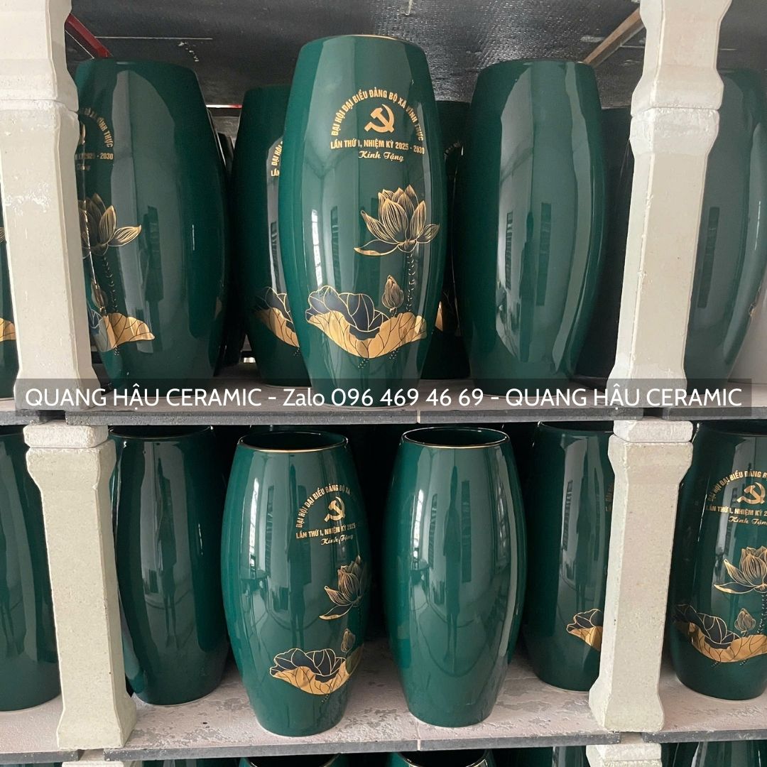 Lọ hoa in logo Đảng bộ xã Vĩnh Thực – Men ngọc lục bảo 3 Lọ hoa Đảng bộ xã Vĩnh Thực men ngọc lục bảo trong lò nung