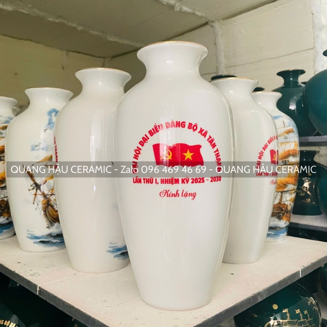 Lọ hoa in logo Đảng bộ xã Tân Thanh – Men trắng bóng 2 Lọ hoa in logo Đảng bộ xã Tân Thanh men trắng bóng trong lò nung thủ công