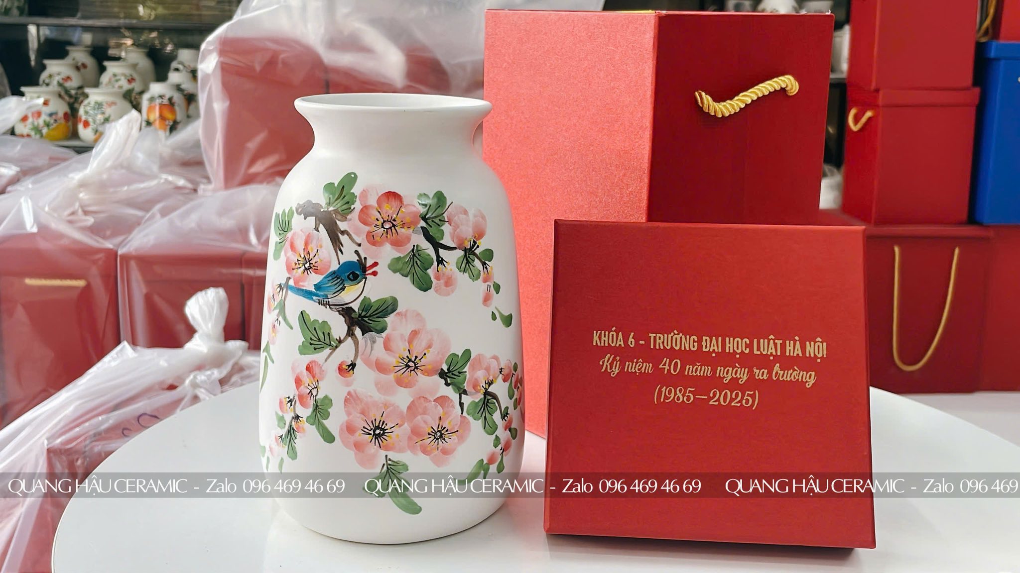 Lọ hoa in logo Trường Đại học Luật Hà Nội - Khóa 6 tại xưởng Quang Hậu