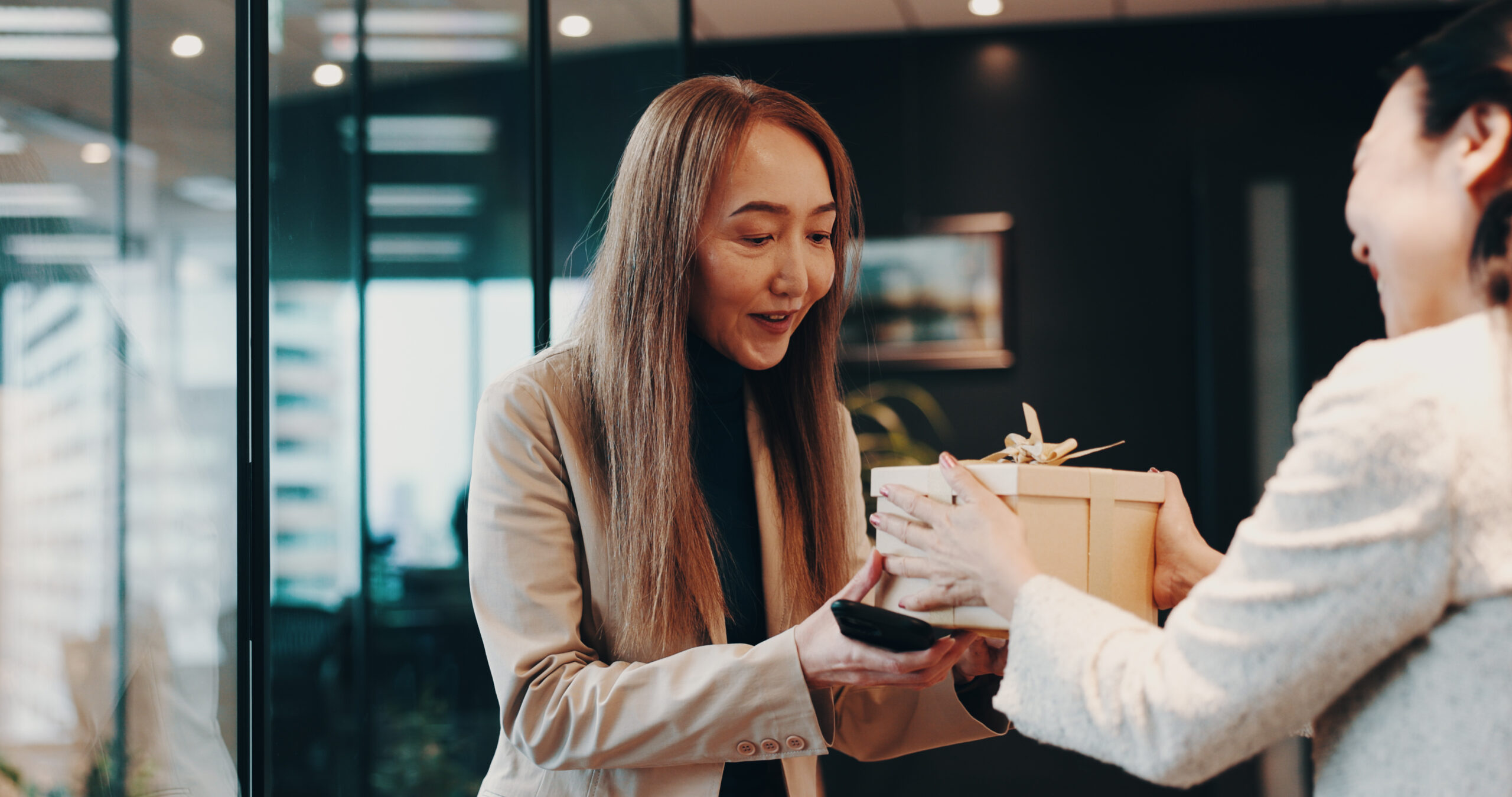 Gợi ý quà tặng khách hàng trung thành: Hiệu quả & tiết kiệm 2 Khách hàng trung thành nữ nhận quà tri ân từ doanh nghiệp