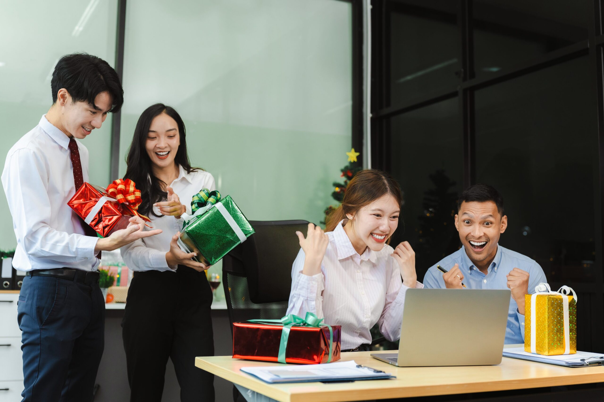 Quà tặng doanh nghiệp theo đối tượng: Tư vấn & Gợi ý chi tiết 4 Quà tặng cho nhân viên dịp cuối năm – tri ân & gắn kết