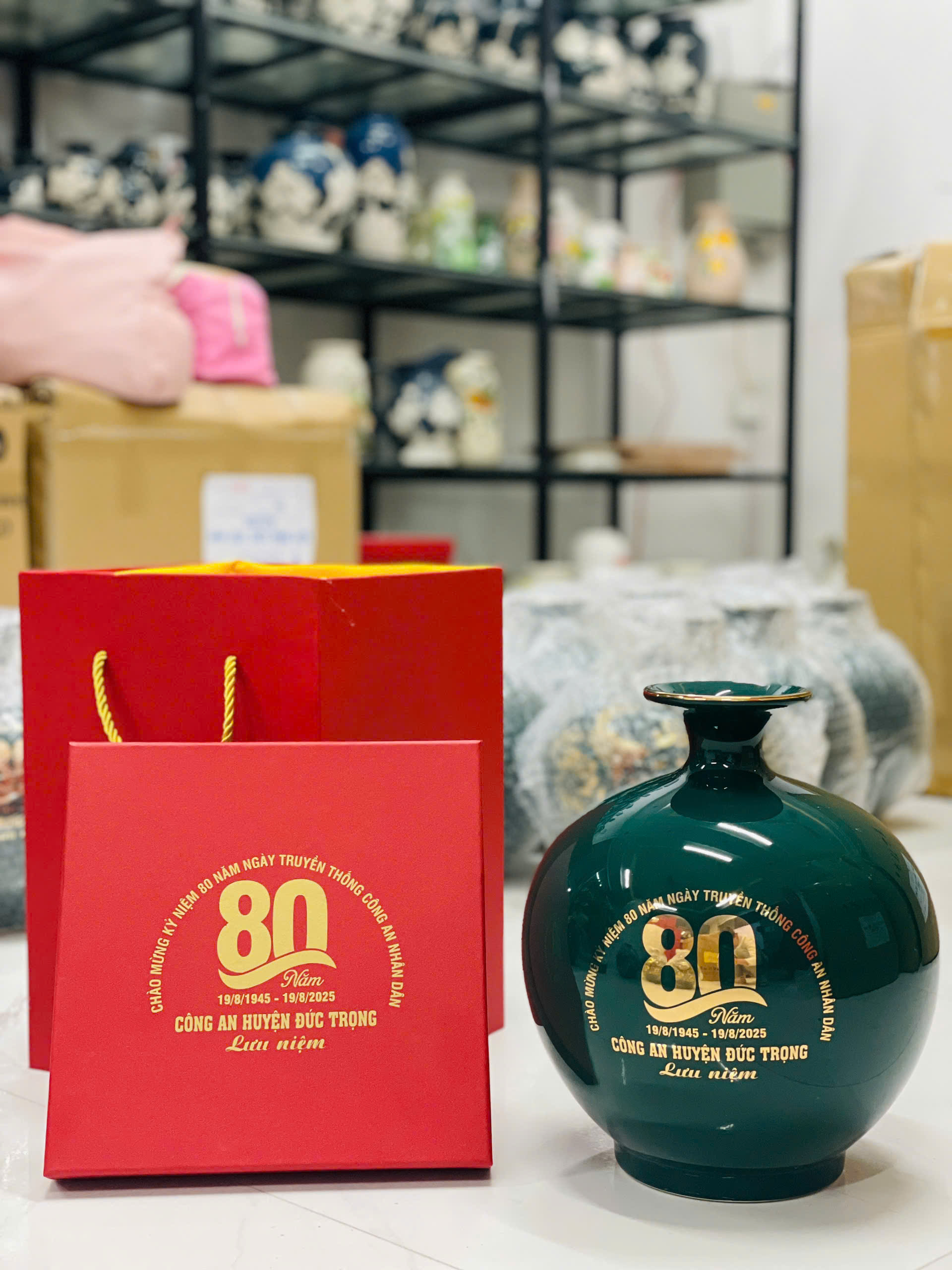 xu hướng quà tặng doanh nghiệp – Xu hướng 1: Quà tặng cá nhân hóa: bình hút lộc in logo công an Huyện Đức Trọng