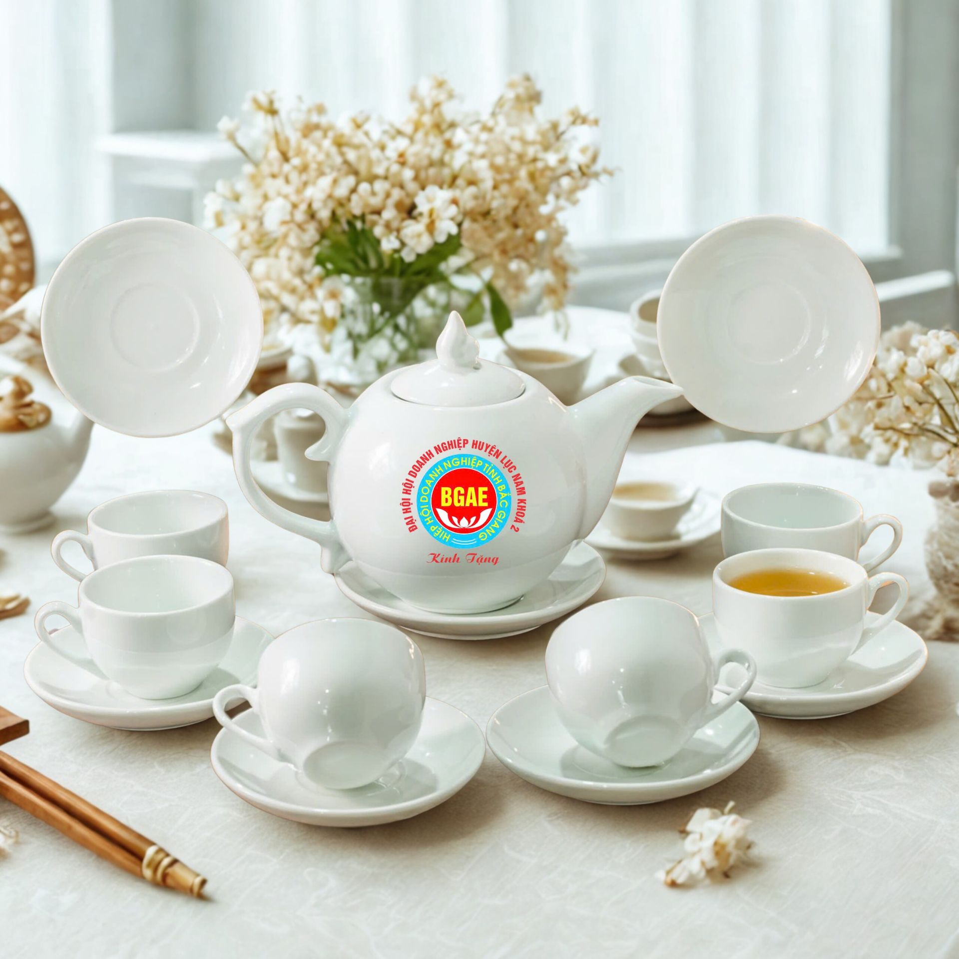 Tặng gì cho đối tác nữ? Gợi ý quà tặng thanh lịch và ý nghĩa cho doanh nghiệp 5 Bộ ấm chén men trắng – quà tặng đối tác nữ thanh lịch