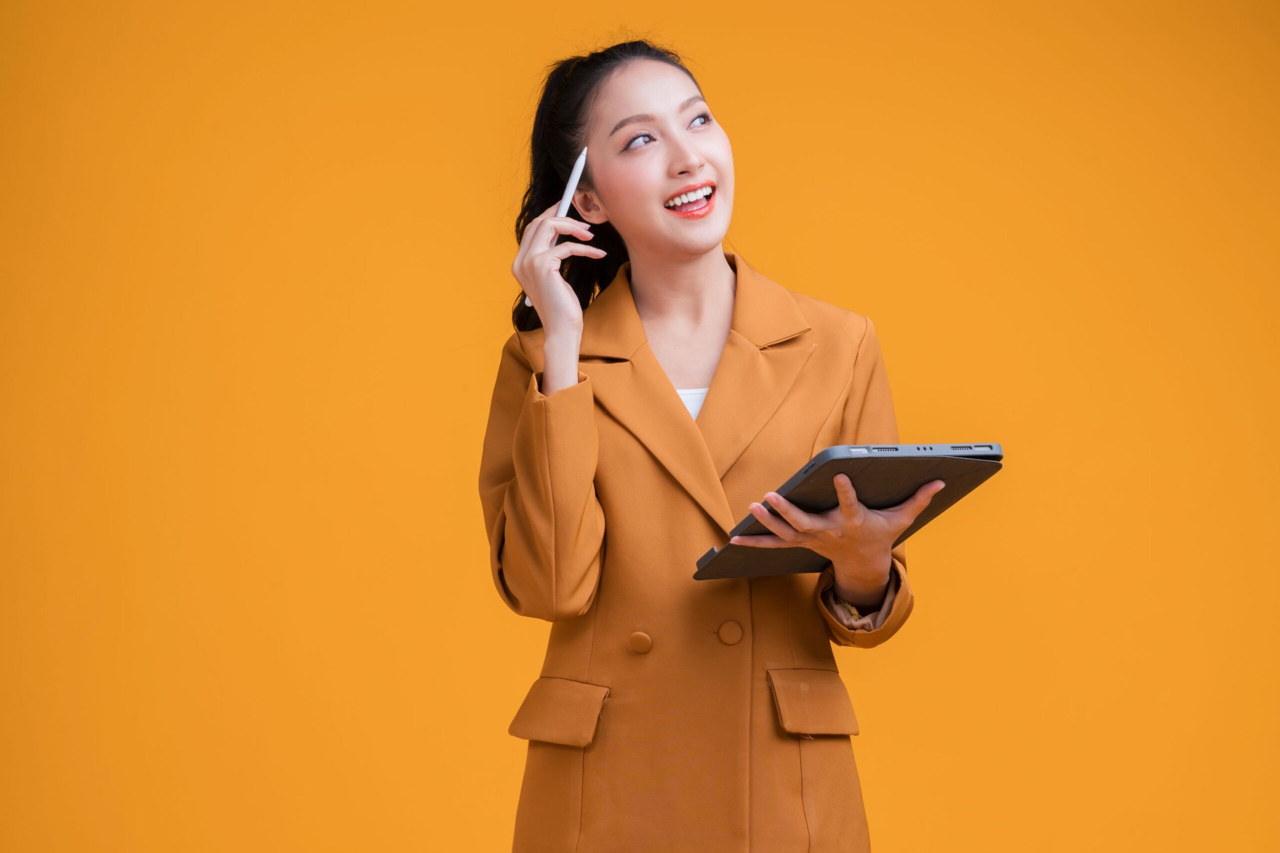 Tặng gì cho đối tác nữ? Gợi ý quà tặng thanh lịch và ý nghĩa cho doanh nghiệp 2 Quà tặng đối tác nữ – nữ doanh nhân châu Á phong thái tự tin