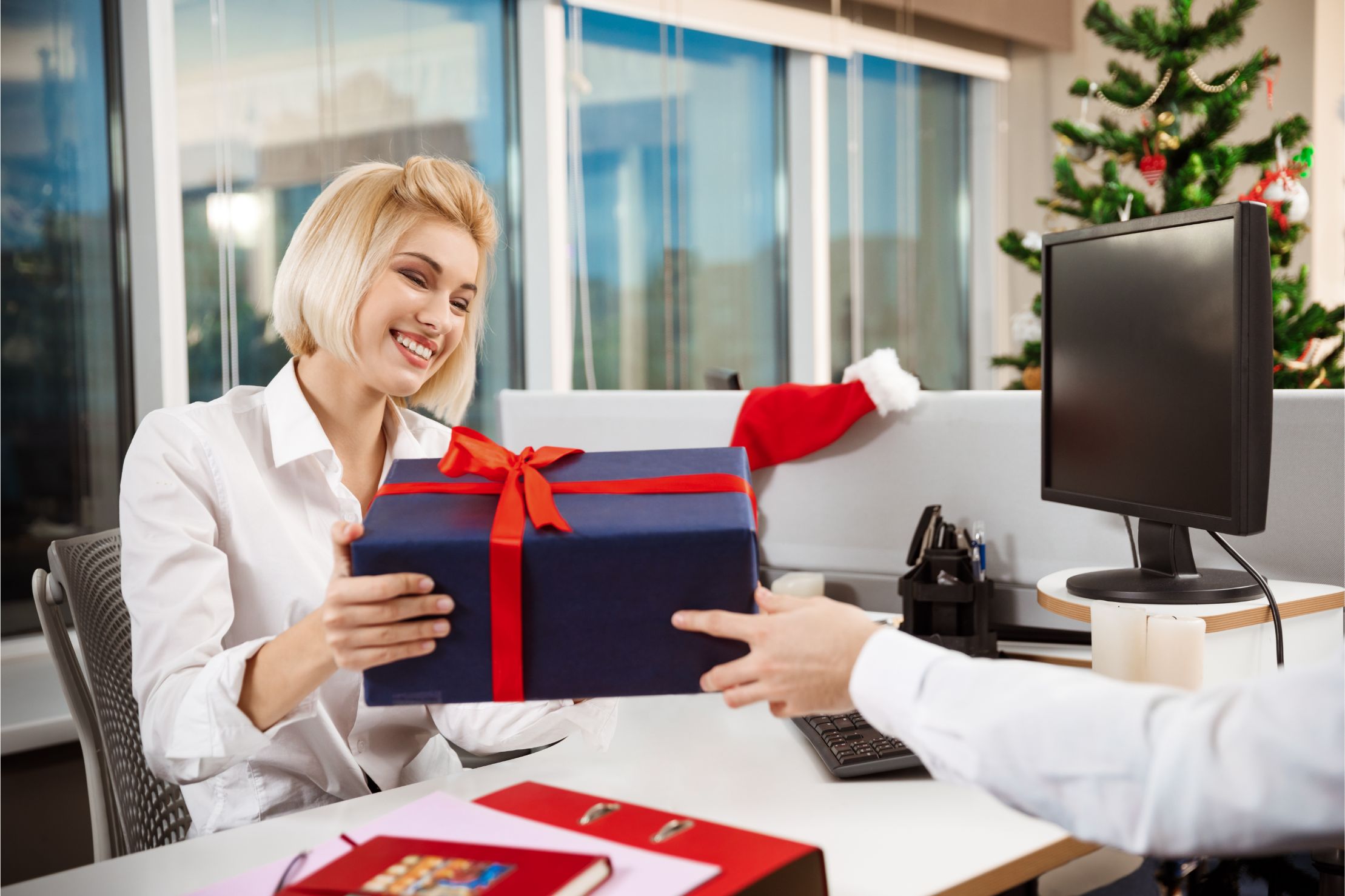 Tặng gì cho đối tác nữ? Gợi ý quà tặng thanh lịch và ý nghĩa cho doanh nghiệp 6 Doanh nhân nữ nhận quà – quà tặng đối tác nữ trong hợp tác doanh nghiệp