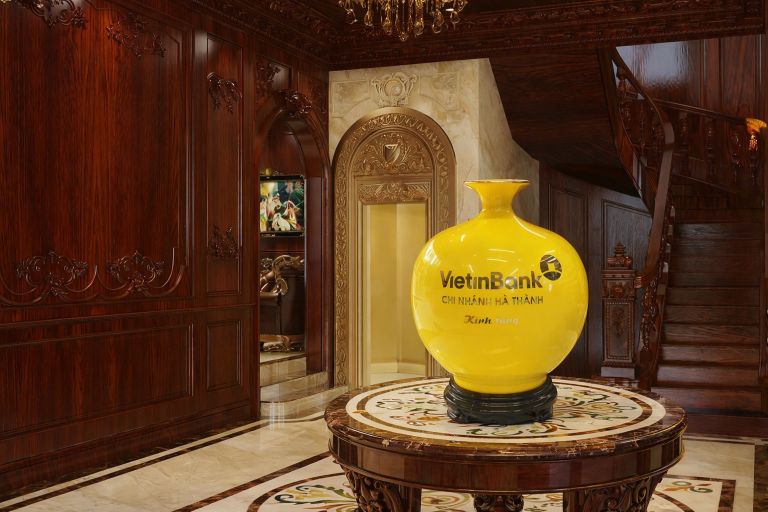 Bình hút lộc theo mệnh size 30–35cm trưng sảnh không gian rộng, chọn màu men theo mệnh Kim Mộc Thủy Hỏa Thổ