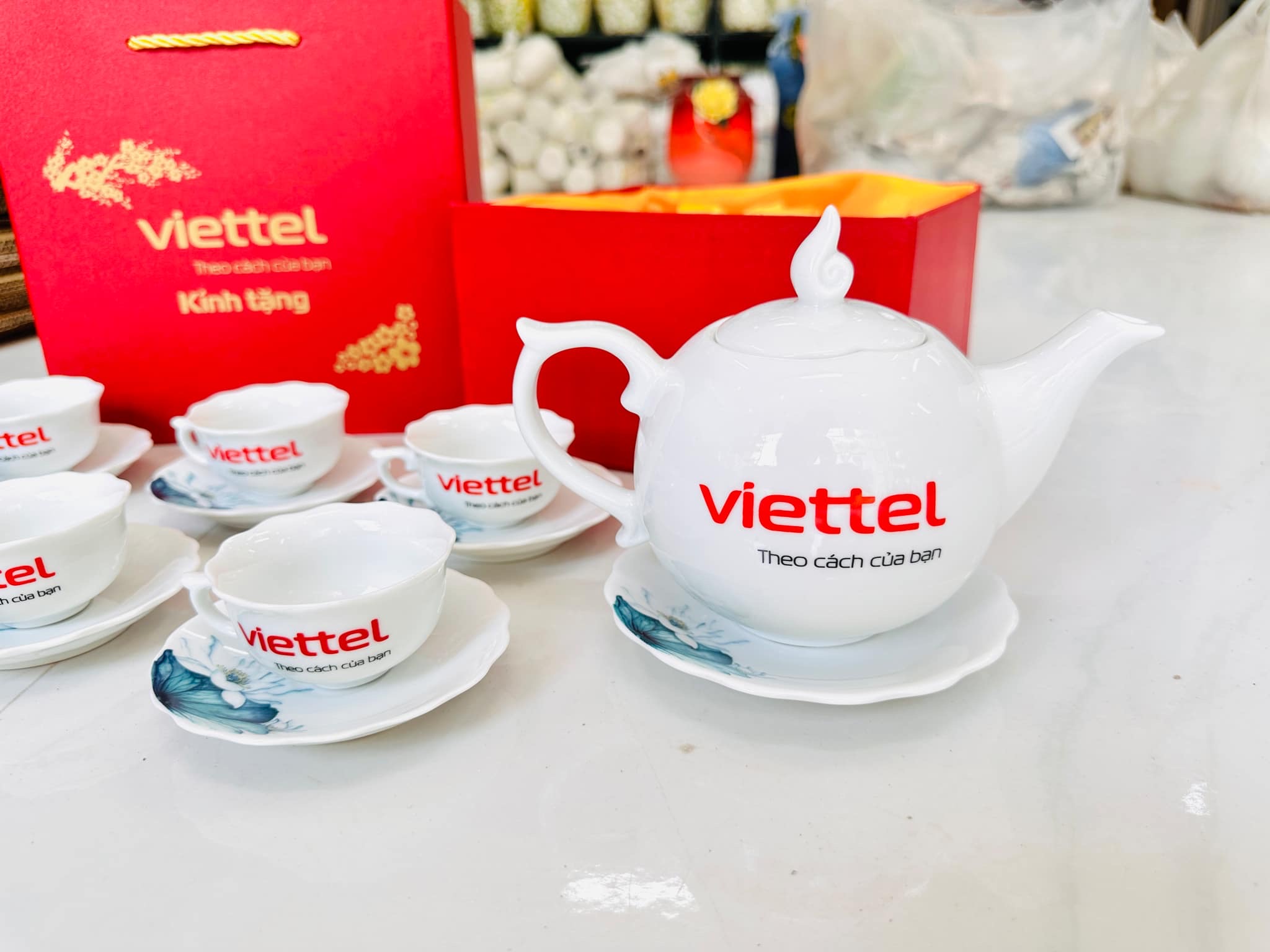 Bộ ấm chén gốm sứ Viettel dùng làm quà tặng doanh nghiệp Tết với thiết kế gọn và trang nhã.
