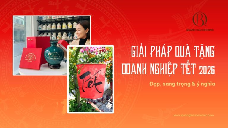Cô gái mở hộp quà tặng doanh nghiệp dịp Tết với bộ quà gốm sứ và chữ Tết làm nền.
