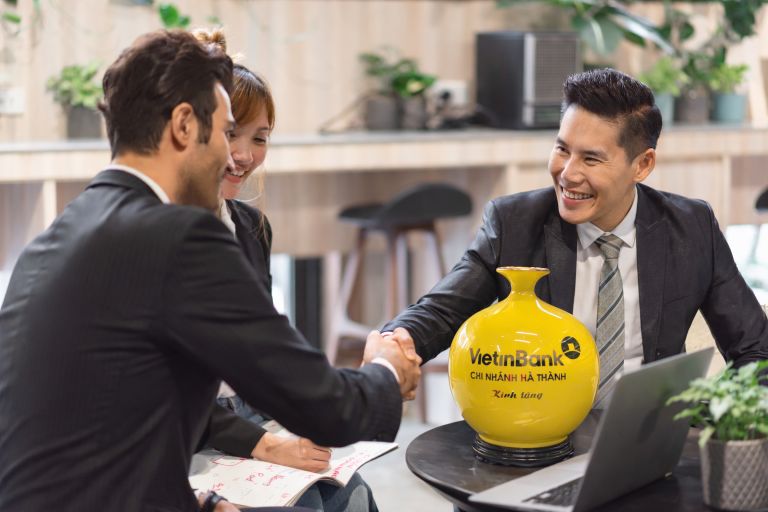 Quà tặng đối tác nước ngoài: bình hút lộc Bát Tràng khi gặp đối tác quốc tế